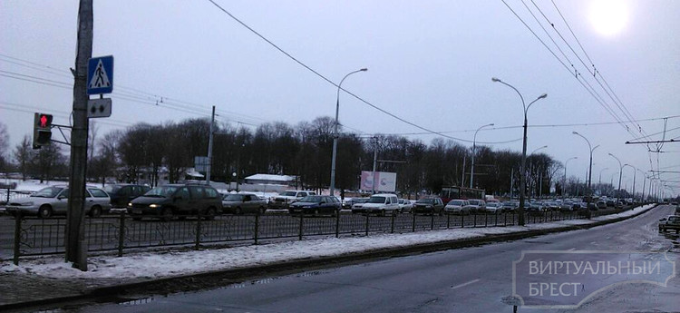 ДТП на Кобринском мосту остановило движение в городе