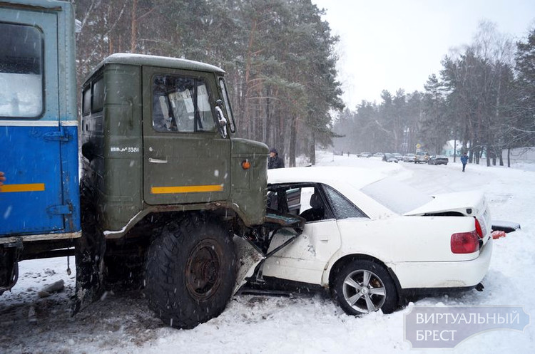 Опубликованы фото ДТП на автодороге Р8 Лунинец - Пинск: Audi и "ГАЗ 66"