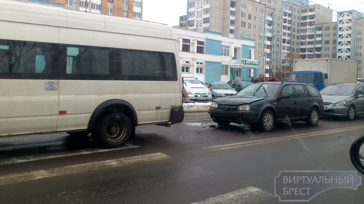На ул. Гаврилова притормозившая маршрутка собрала "паровозик"