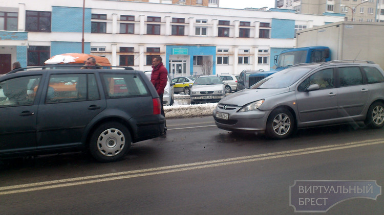 На ул. Гаврилова притормозившая маршрутка собрала "паровозик"