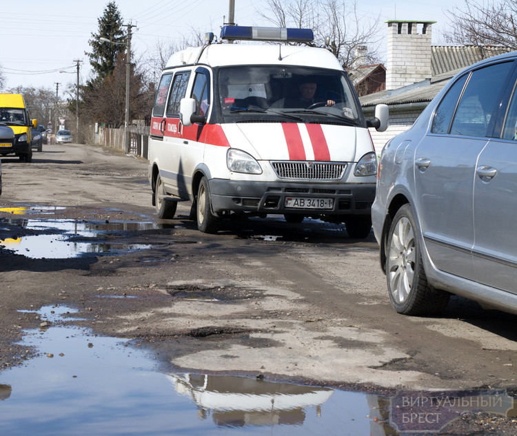 Жители ул. Карасёва просят срочно помочь им с ремонтом дороги