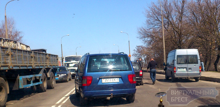 Движение на "Берёзовском" мосту было затруднено из-за ДТП