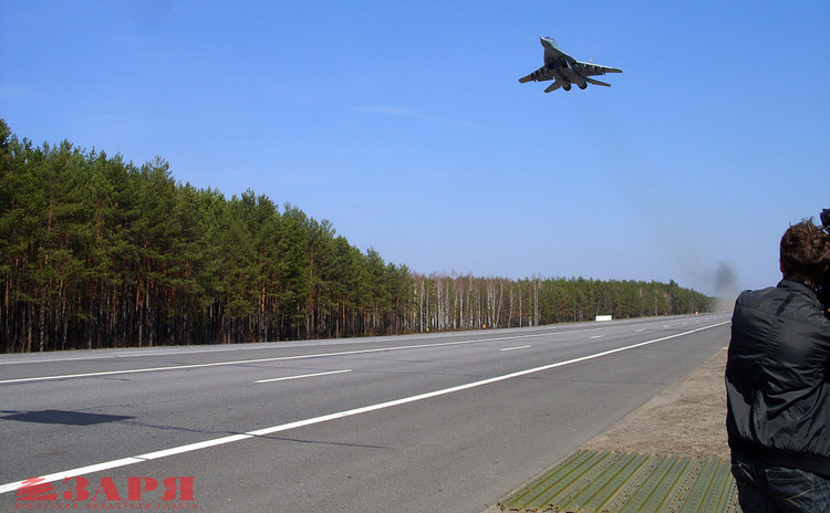 МиГ-29УБ и Су-25УБ успешно совершили посадку на трассе Брест-Минск