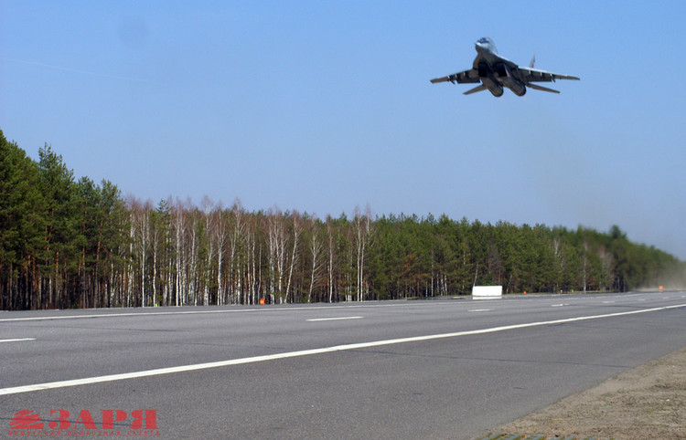 МиГ-29УБ и Су-25УБ успешно совершили посадку на трассе Брест-Минск