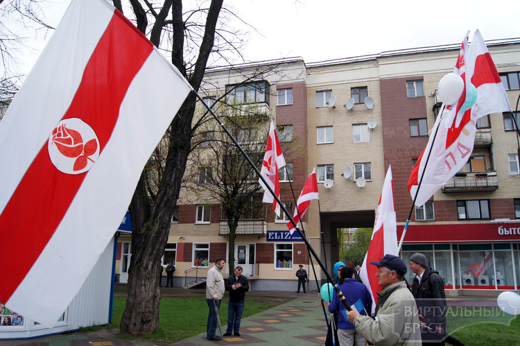 Около 100 человек приняли участие в санкционированном шествии в честь 1-го мая в Бресте