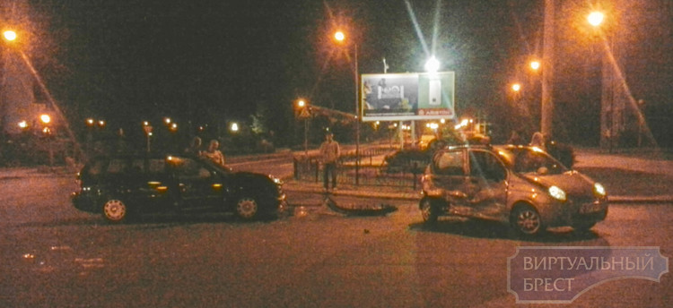 На перекрёстке Гаврилова-Ленинградская ночью столкнулись Passat и Daewoo Matiz