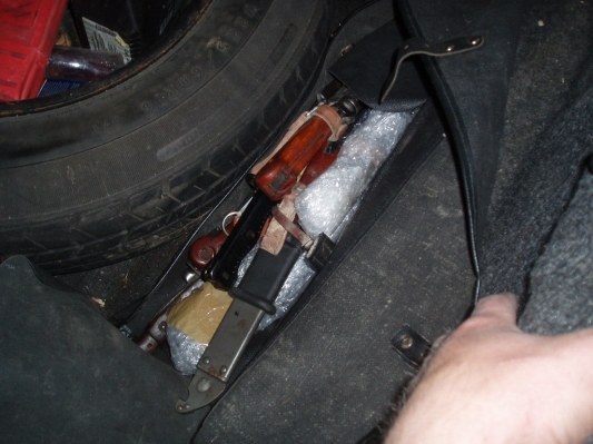 11 штык-ножей и саблю нашли в багажнике Chrysler на ПП "Брест"