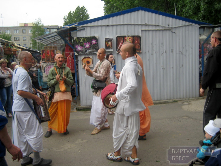 Кришнаиты попытались навязать свою культуру брестчанам на рынках, но оказались в милиции