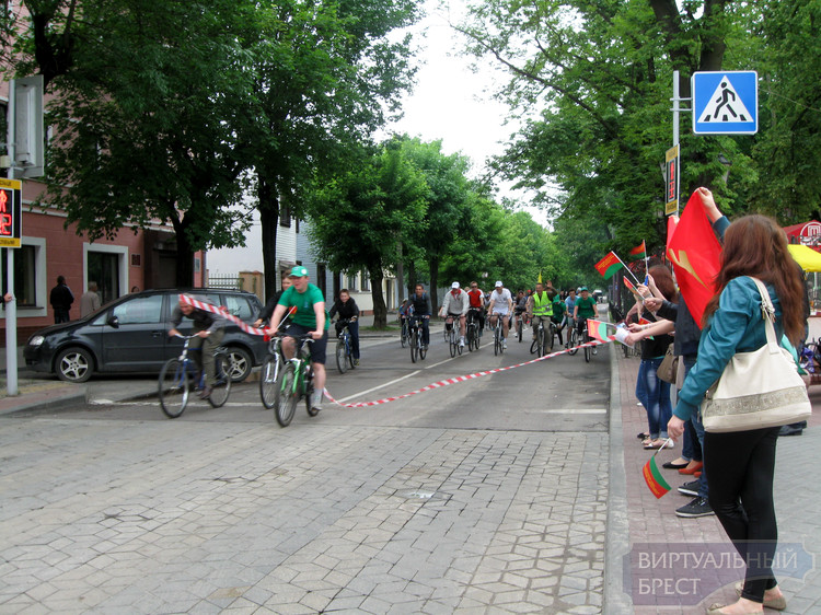 Велопробег и запуск шаров к 35-летию Ленинского района провели в Бресте