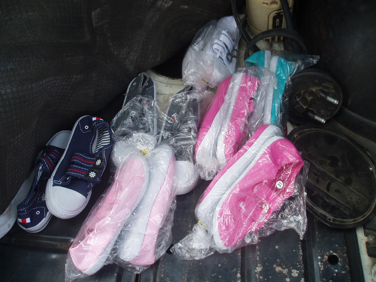 В ПП «Брест» пограничники обнаружили детскую обувь в топливном баке «легковушки»