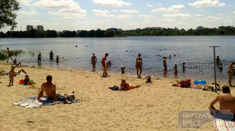 Запрет на купание не останавливает желающих охладиться на пляже "Центральный"