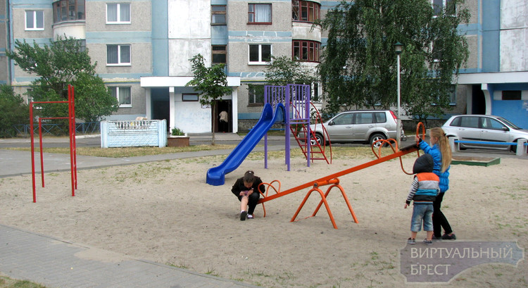 Во дворах на ул. Волгоградской установили качели, а ЖЭС усилит контроль