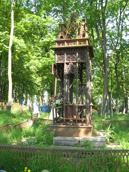 Неизвестные вандалы разрушили памятники на Тришинском кладбище
