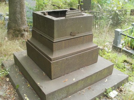 Неизвестные вандалы разрушили памятники на Тришинском кладбище