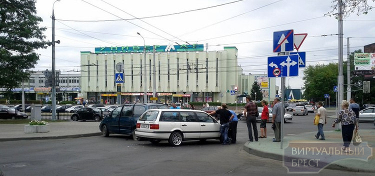 ДТП на выезде с ул. 17-го сентября на пр. Машерова блокировало движение