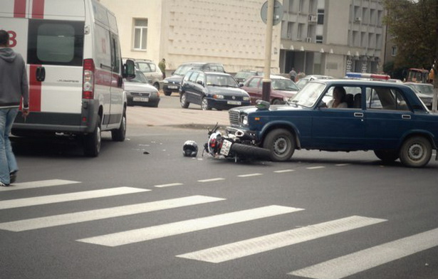 В Барановичах мотоциклист налетел на «Жигули»