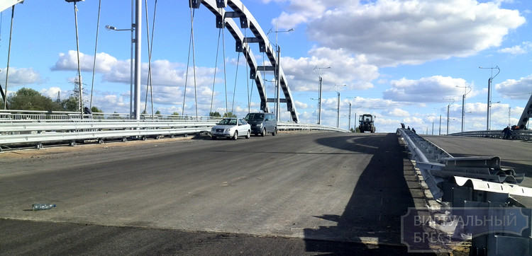 По новому мосту уже ездят машины и бегают спортсмены