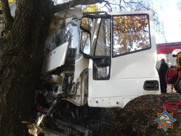 В Столинском районе работники МЧС деблокировали водителя грузовика