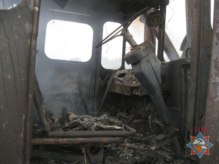 В д. Селище Пинского района на работе сгорел трактор К-701