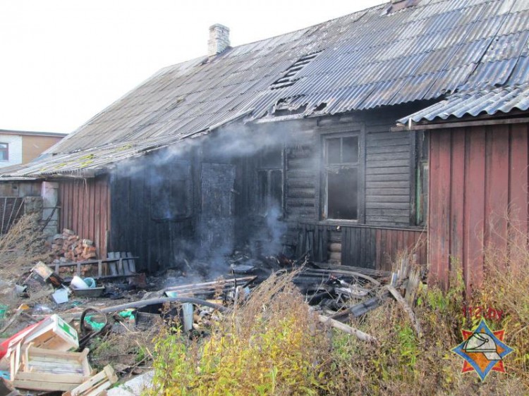 В Барановичах на пожаре в шестиквартирном доме очевидцы спасли пенсионерку