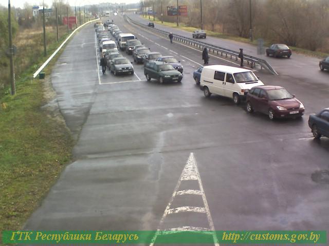 Сотни легковых автомобилей стоят в очередях на выезд из Беларуси в Польшу