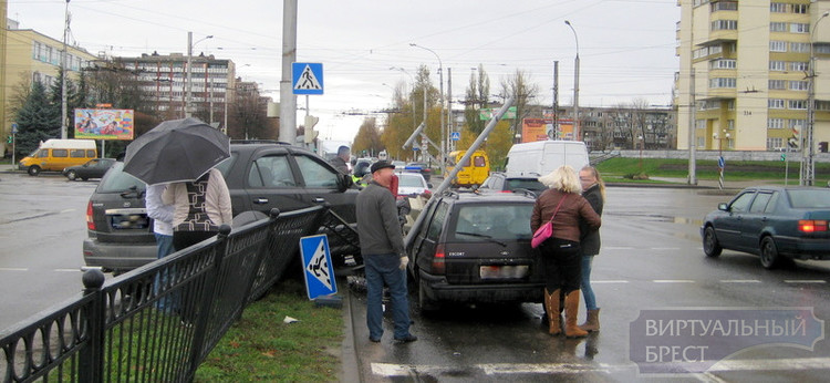 На пр. Республики в результате ДТП снесена ограда, а светофор рухнул на другой автомобиль