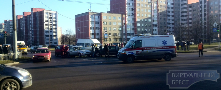 На Партизанском проспекте столкнулись несколько автомобилей, пострадала женщина