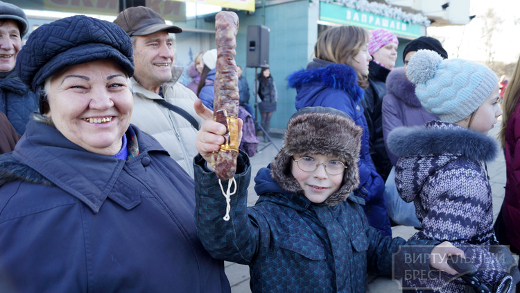 Брестский мясокомбинат устроил Новогоднее приключение на улицах Бреста