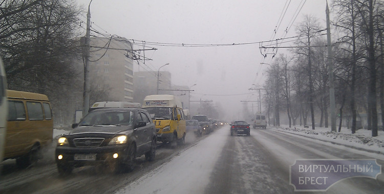 Непогода в Бресте: ветер, снег и гололёд