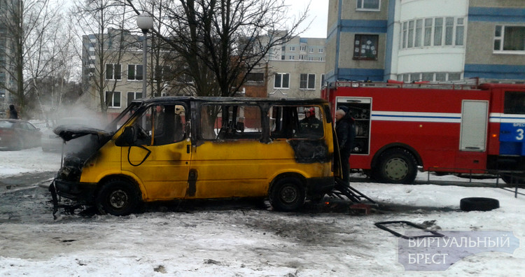 В Бресте полностью сгорел микроавтобус Ford Transit
