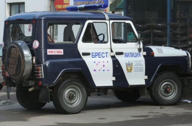 В Барановичах хулиган из пневматического пистолета обстрелял милицейскую машину