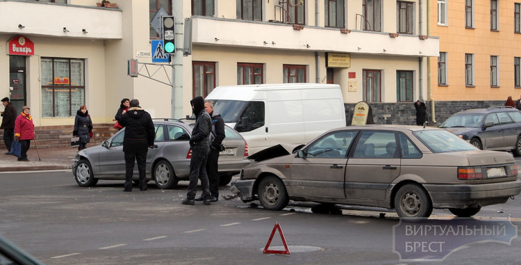 На перекрестке улиц Ленина и Мицкевича столкнулись Mercedes и VW