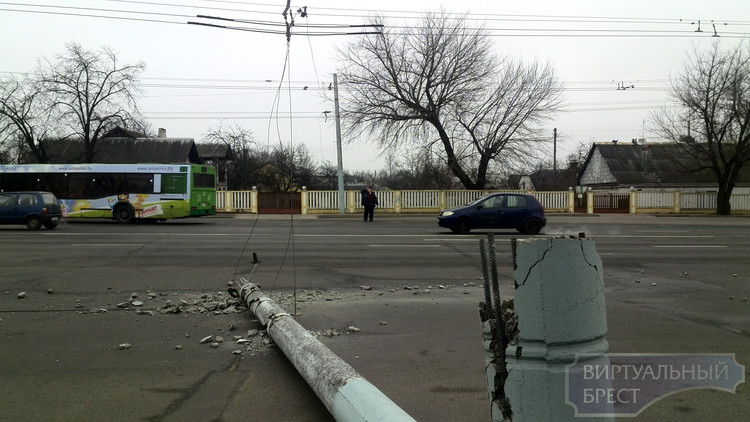 На Московской троллейбус повредил линию, упала опора