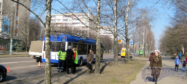 Маршрутка зацепила троллейбус на Партизанском проспекте