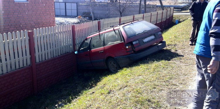 На Суворова автомобиль улетел в кювет и уткнулся в ограду