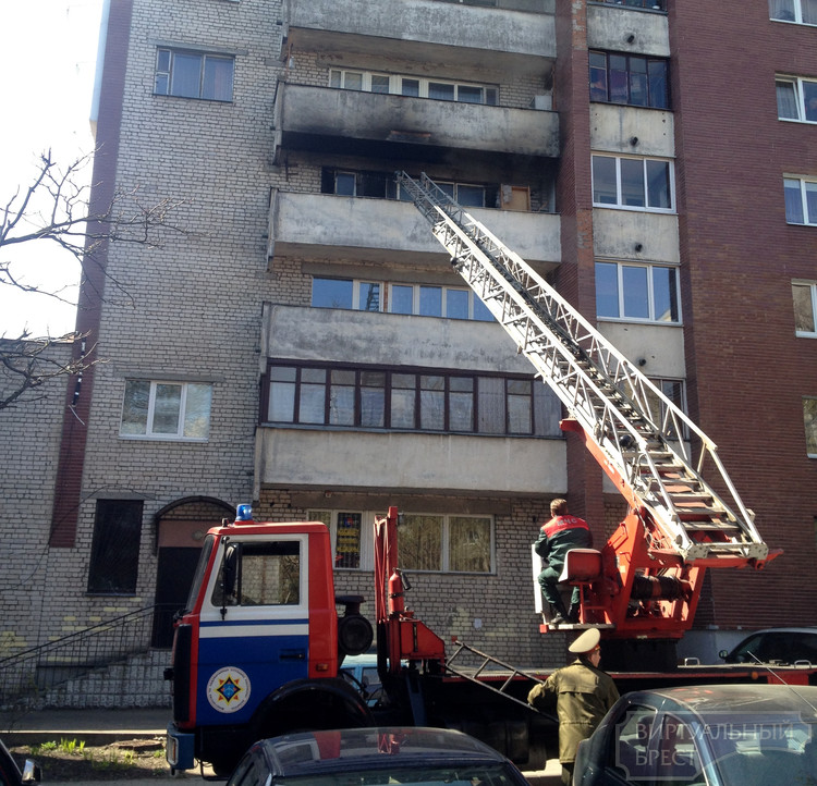 Мужчина погиб на пожаре в многоэтажном жилом доме в Бресте