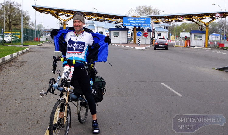 В Брест приехал велосипедист, начавший свой путь "вокруг света"