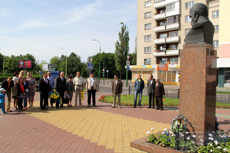 В Бресте отметили День Конституции Украины возложением цветов к памятнику Т.Шевченко