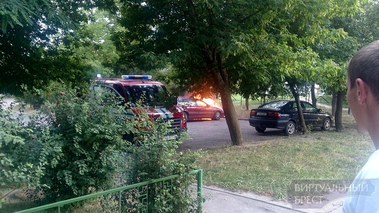 На Суворова горели сразу два автомобиля
