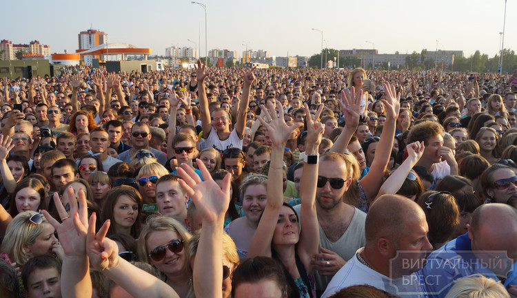 Группа "Руки вверх" собрала тысячи человек на открытии АЛМИ