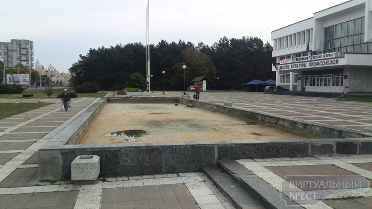 Композицию фонтана у ДКП забрали на реконструкцию