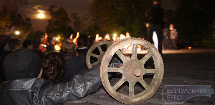 Брестчане подарили музею ВС России колёса от пулемёта "Максим"