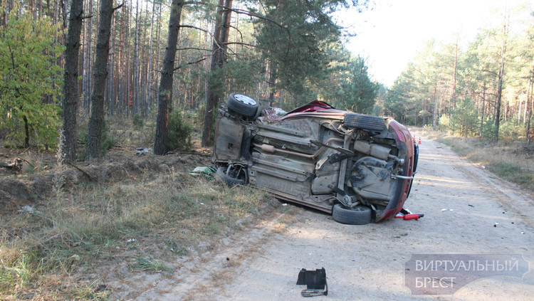 ДТП на лесной дороге: автомобиль съехал в кювет, и перевернулся, погиб водитель