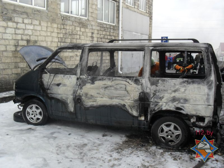 В Бресте горел автосервис, повреждены два автомобиля