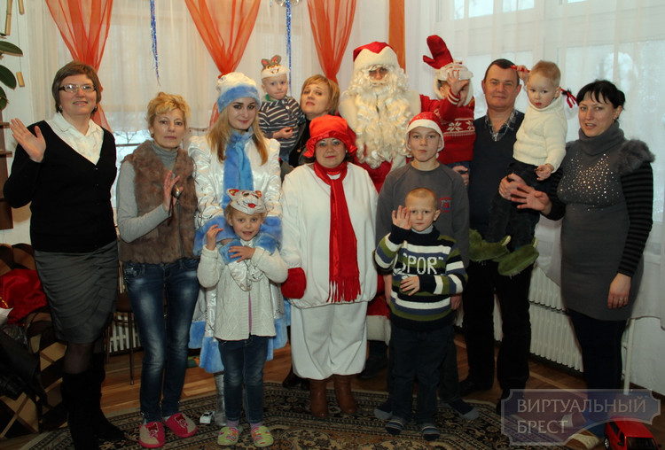Дети из Кобринской деревни получили подарки к Новому году