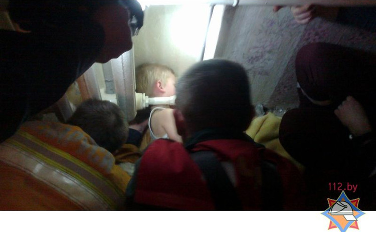 В Высоком спасатели освободили мальчика, застрявшего головой под батареей