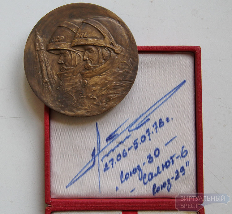 Автограф первого и единственного польского космонавта