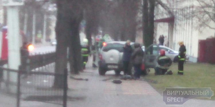 На ул. Ленина автомобиль выехал на тротуар через ограду