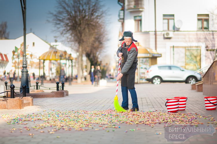 На Советской дворник убирал конфеты, как опавшие листья