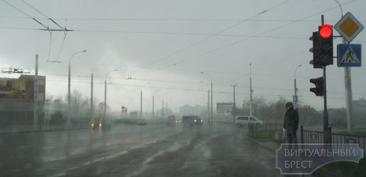 "Коллизии" погоды в Бресте: солнце, снег, дождь и град
